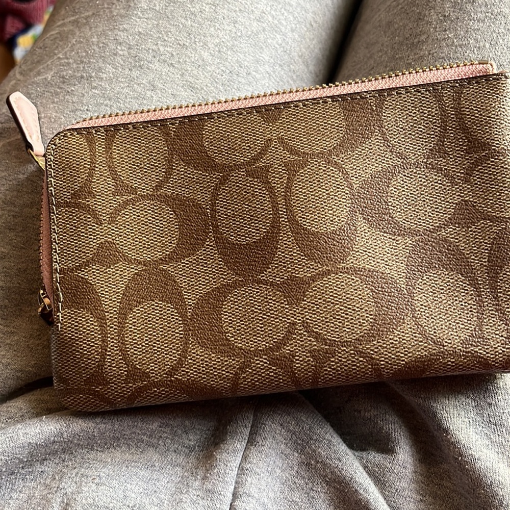 Coach wristlet - Picture 5 of 5